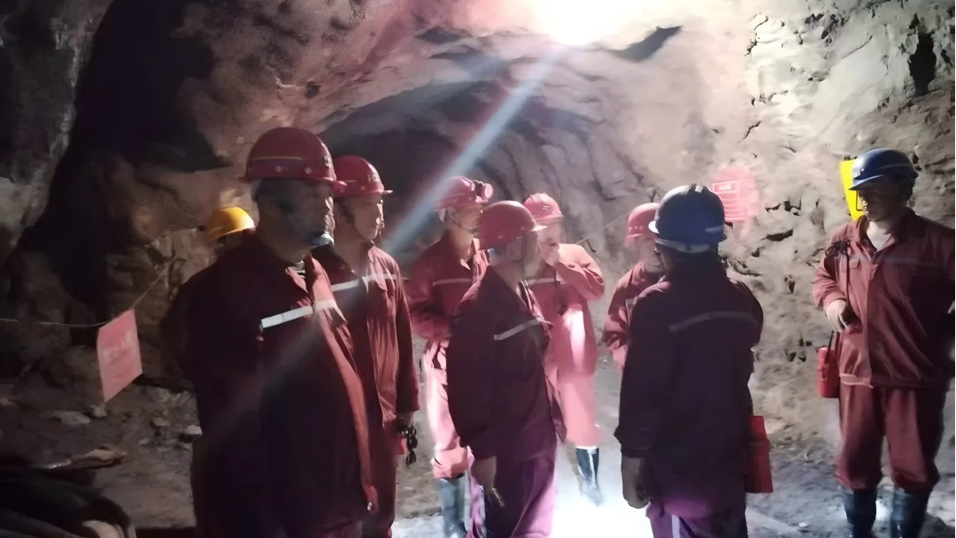 文辉矿业开展井下清静生产专项检查，，，，，包管生产系统高效运行